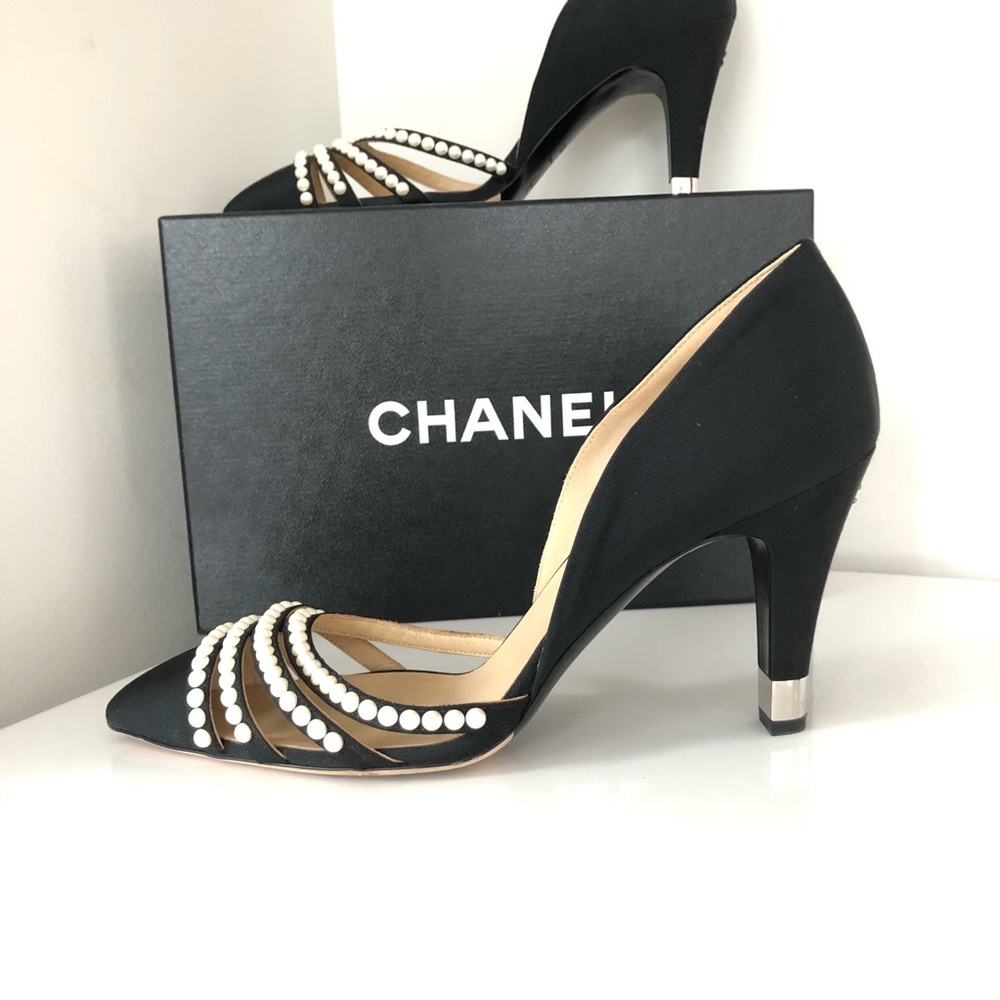 CHANEL satin pearl embellished CC heel pumps - Picture 2 of 7